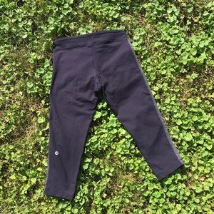 CROPPED LULULEMON BLACK LEGGINGS